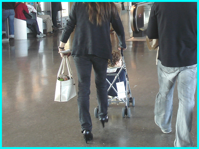 Superbe Maman sexy en talons hauts - Superb sexy Mom in high heels- Aéroport de Montréal.