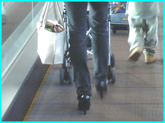 Superbe Maman sexy en talons hauts - Superb sexy Mom in high heels- Aéroport de Montréal.