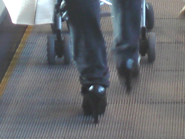 Superbe Maman sexy en talons hauts - Superb sexy Mom in high heels- Aéroport de Montréal.