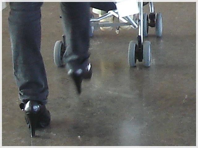 Superbe Maman sexy en talons hauts - Superb sexy Mom in high heels- Aéroport de Montréal.