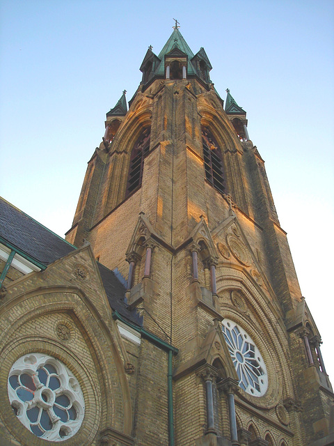 Church tower and blue sky - Clocher et ciel bleu  - Toronto, Canada - 1er juillet 2007.