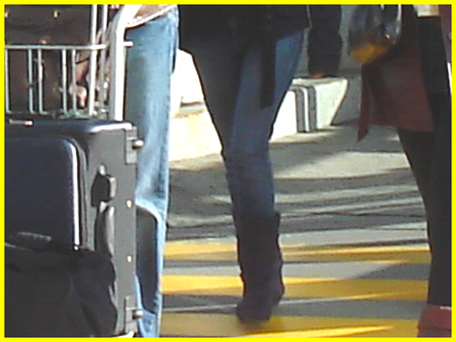 Jambes et bottes de la belle blonde bien formée  -  Curvaceous blond's legs & boots- Montreal airport.