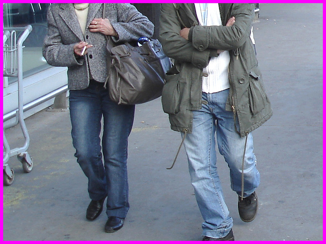 Dame blonde du bel âge en souliers plats / Blonde mature Lady on flats - Aéroport de Montréal- 18-10-08