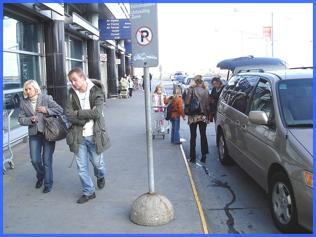 Dame blonde du bel âge en souliers plats / Blonde mature Lady on flats - Aéroport de Montréal- 18-10-08