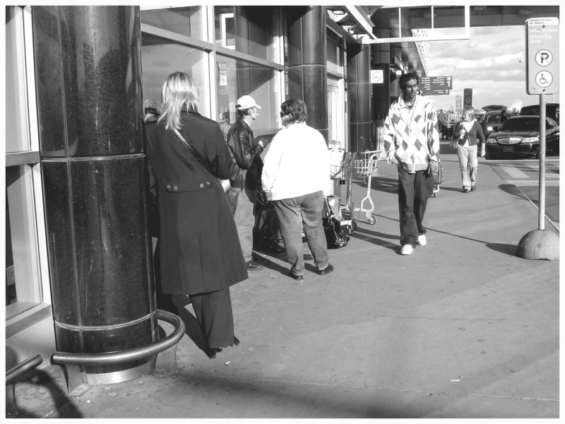 Hôtesse de l'air blonde en Talons Hauts  /  Smoking blond high-heeled flight attendant - Montreal airport  / 18 octobre 2008 - Noir et blanc.