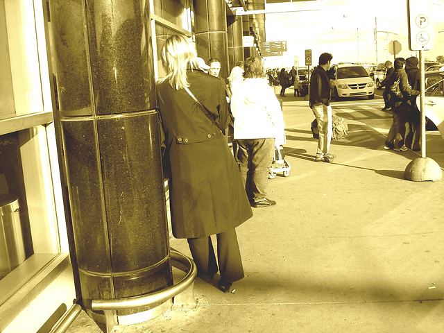 Hôtesse de l'air blonde en Talons Hauts  /  Smoking blond high-heeled flight attendant - Montreal airport. 18 octobre 2008 /Sepia.