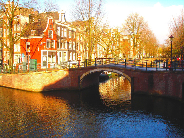 Pont et canal / Small bridge over water