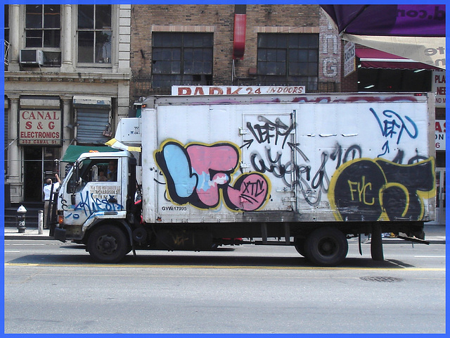 Graffitis roulants / Wheeling graffitis - Canal street- NYC.