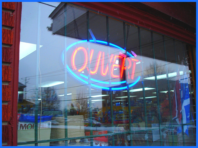 Ouvert !  Open  !    /  Dépanneur du Québec / General store in Quebec. Dans ma ville / Hometown / 7 décembre 2008.