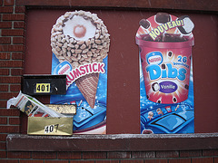 Frozen advertising & Mailboxes / Publicité glaçée et boîtes à courrier  !!  - Dépanneur du Québec .