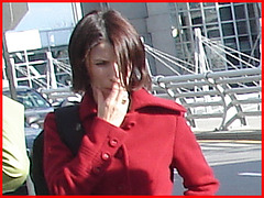Jeune Déesse sexy en rouge- Young Goddess in red- PET Montreal airport. 18 octobre 2008.