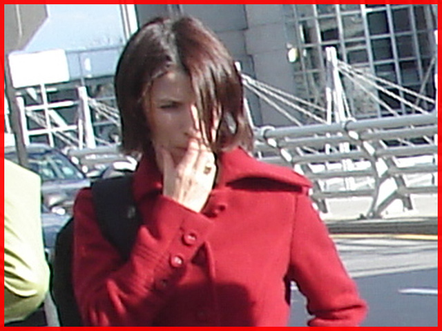 Jeune Déesse sexy en rouge- Young Goddess in red- PET Montreal airport. 18 octobre 2008.