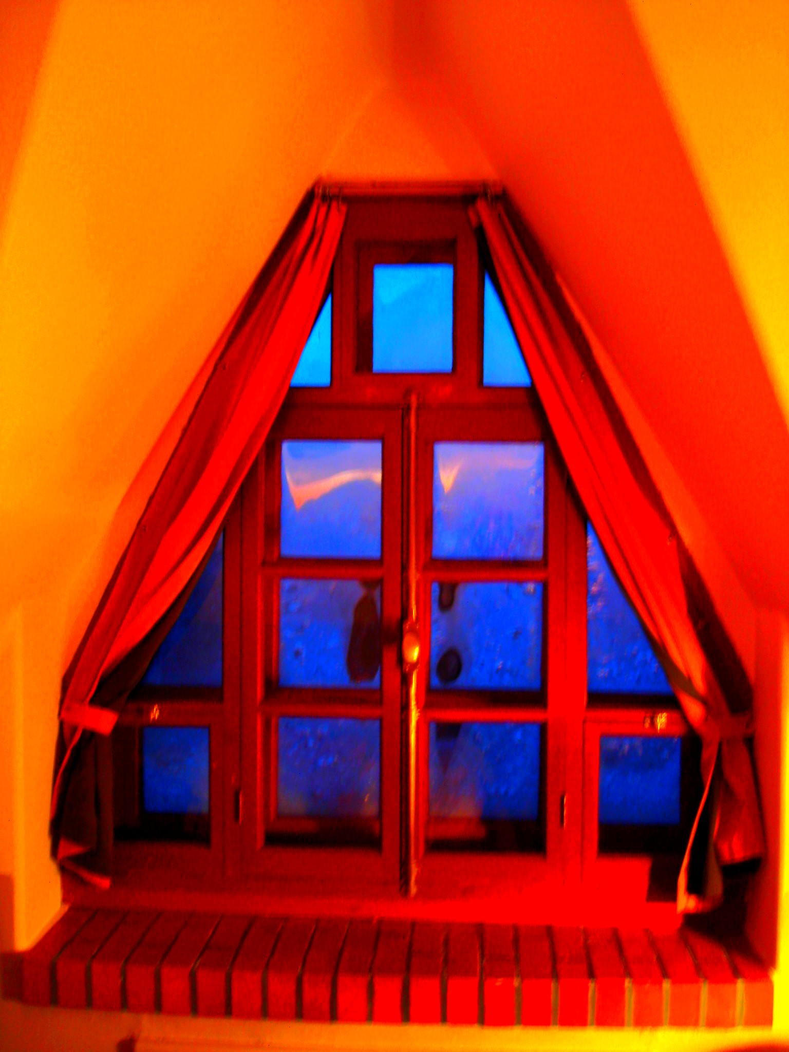 Room's window  -  Fenêtre de chambre /  Abbaye de St-Benoit-du lac au Québec  - 7-02-2009  -  Couleurs ravivées