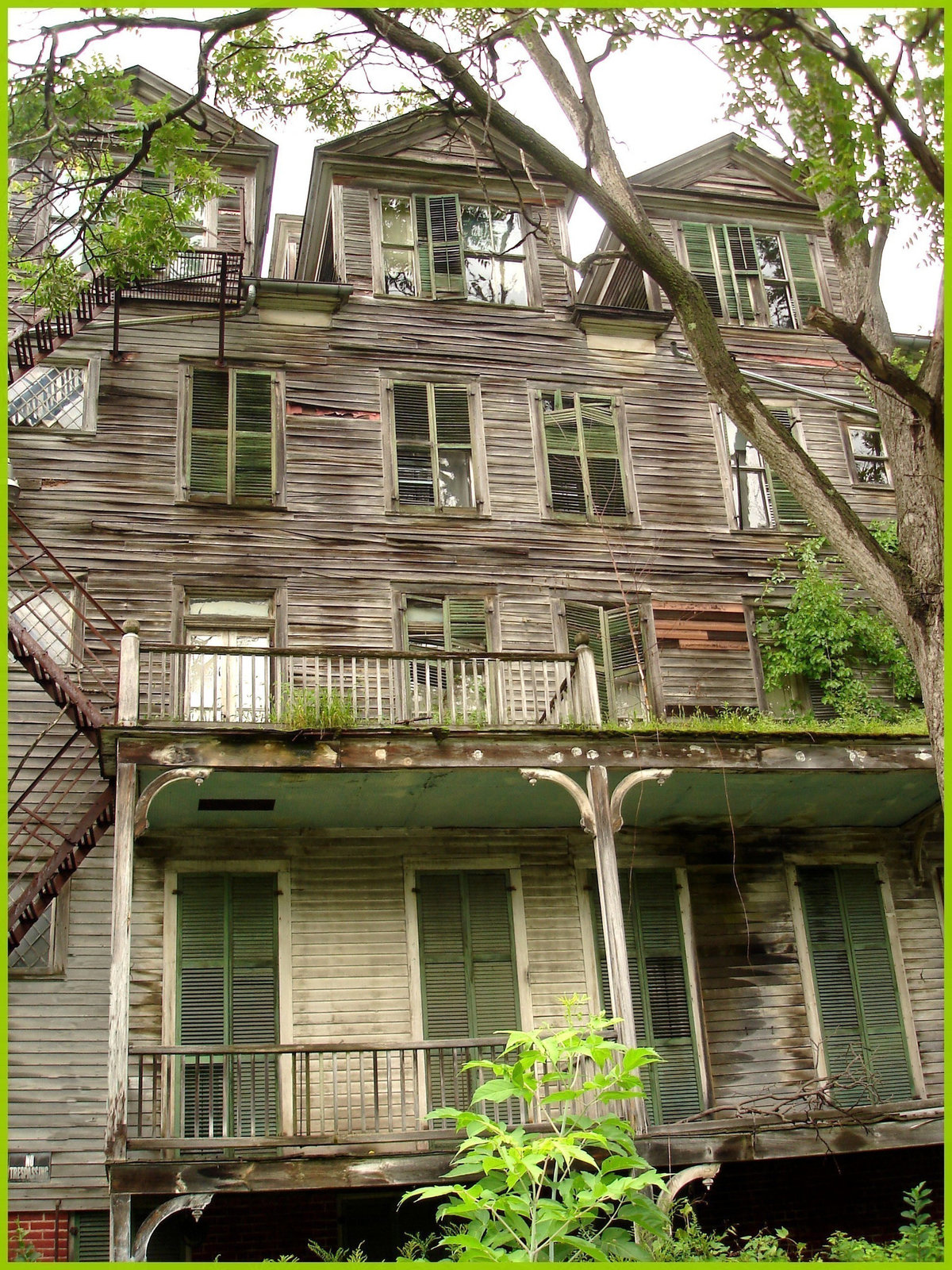 Living haunted mansion / Maison hantée et habitée