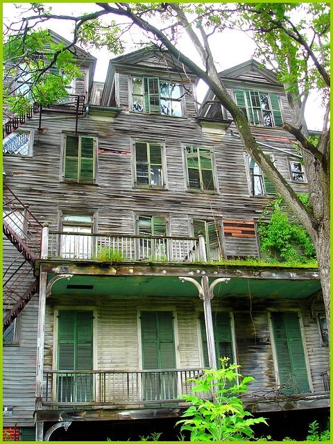 Living haunted mansion / Maison hantée et habitée