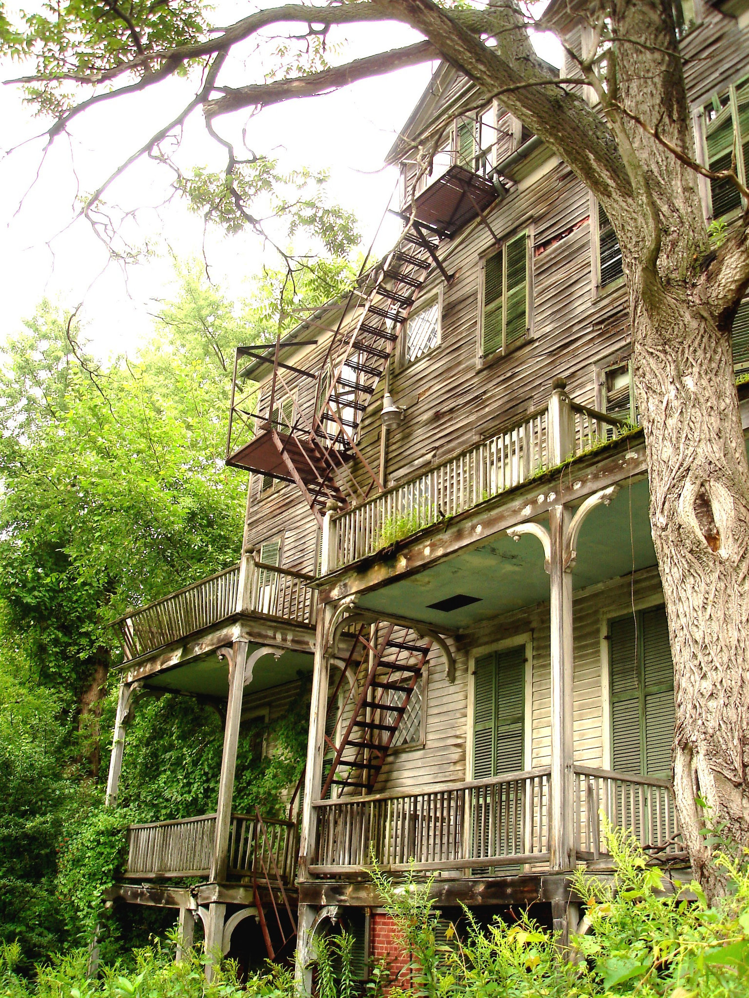 Living haunted mansion - Maison hantée et habitée