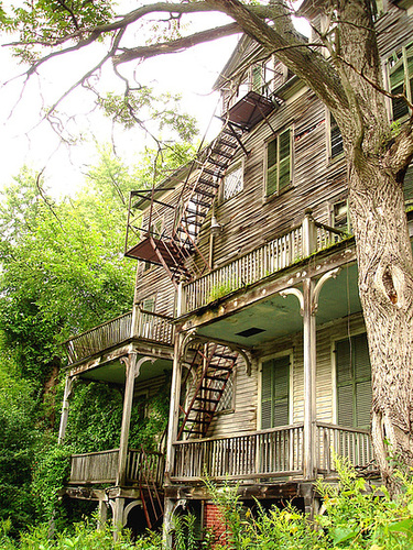 Living haunted mansion - Maison hantée et habitée