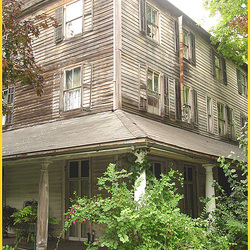 Living haunted mansion / Maison hantée et habitée - Bennington, Vermont. USA /  6 août 2008.