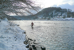 Winterliches Fußbad in der Elbe