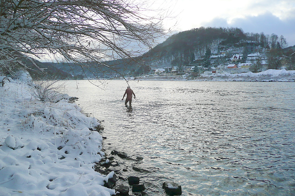 Winterliches Fußbad in der Elbe