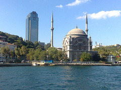 Estambul. Rascacielos y mezquita.