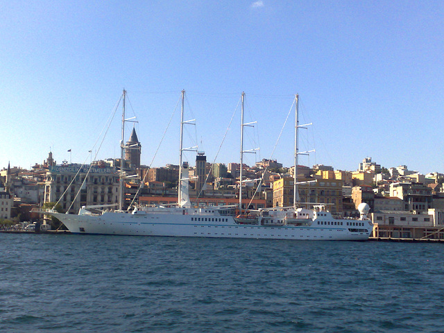 Estambul. Velero en El Bósforo.