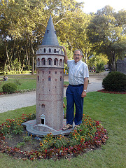 Estambul. Torre miniatura en los jardines de Topkapi.