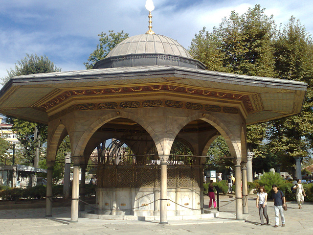 Estambul. Templete en los jardines de Palacio.