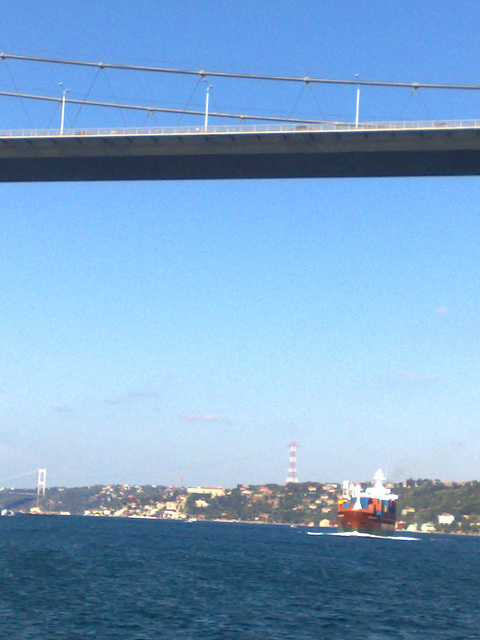 Estambul. Navegando bajo el puente colgante intercontinental.
