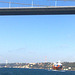 Estambul. Navegando bajo el puente colgante intercontinental.
