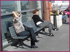Blonde léopardienne en bottes à talons hauts et verres fumés / Leopard blonde mature with sunglasses and high-heeled Boots