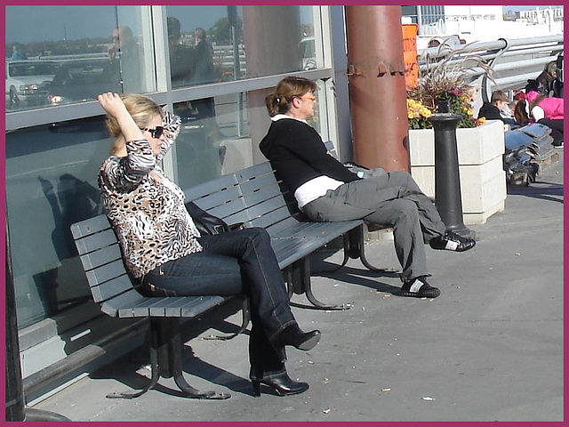 Blonde léopardienne en bottes à talons hauts et verres fumés / Leopard blonde mature with sunglasses and high-heeled Boots