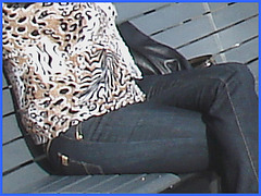 Blonde léopardienne en bottes à talons hauts et verres fumés-  Leopard blond mature with sunglasses and high-heeled Boots- Aéroport de Montréal PET- Montreal PET airport-