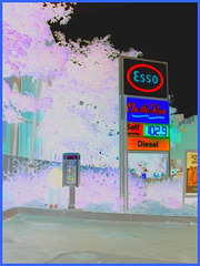 Esso phone call / Essence et téléphone - Effet négatif / Toronto, Canada. 1er juillet 2007