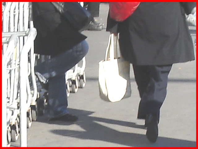 Bourse rouge et Talons marteaux- Red purse and hammer heels-  Montreal PET airport- Aéroport PET de Montréal.