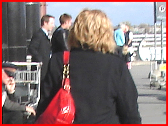 Bourse rouge et Talons marteaux- Red purse and hammer heels-  Montreal PET airport- Aéroport PET de Montréal.