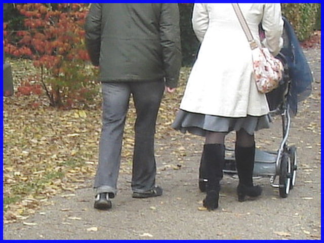 Maman Danoise blonde en Bottes et jupe sexy- Cemetery Danish blond Mom - Copenhagen- 20 octobre 2008