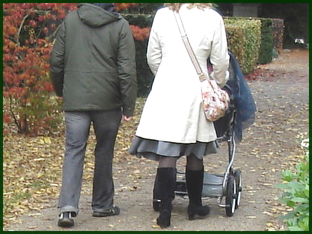 Maman Danoise blonde en Bottes et jupe sexy- Cemetery Danish blond Mom - Copenhagen- 20 octobre 2008