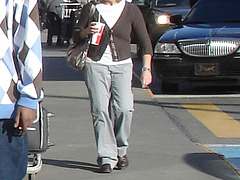 Chubby blond on flats -  Charmante blonde dodue en souliers plats- Aéroport de Montréal.18 octobre 2008