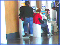 Jeanny bum and rolled-up jeans - Fesses en denim et jeans retroussés.  Montreal airport.  18 octobre 2008