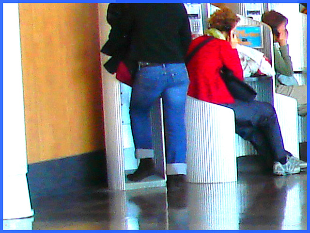 Jeanny bum and rolled-up jeans - Fesses en denim et jeans retroussés.  Montreal airport. 18 octobre 2008