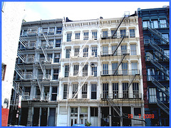 Windows & fire escapes- Fenêtres et escaliers de secours. NYC.