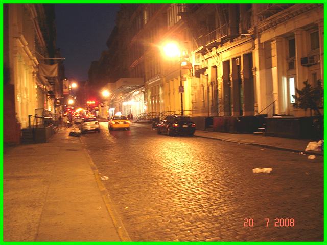 Yellow cab under the spotlight-  Taxi jaune sur la sellette -NYC.