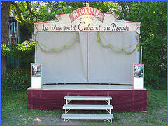 Scène Lilliputienne - Chatouille - Le plus petit cabaret - The smallest cabaret / St-Jean-Port-Joli . Québec. CANADA. 22 juillet 2005.