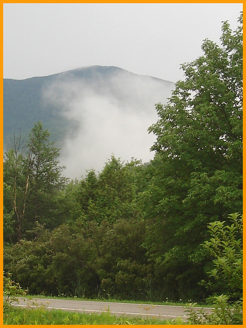 Green mountains clouds / Nuages de montagnes - Road no-7.