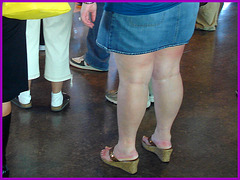 Hot chubbies with sexy footwears - Sexy duo de charmantes dodues bien chaussées - PET Montreal airport.  - Miniskirt and chubby legs with wedges.