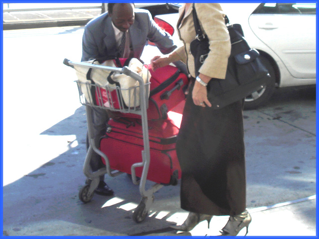 Dame blonde d'âge mûr en Bottes sexy et son chauffeur- Blond mature in sexy boots with her private driver-Montreal PET airport - Aéroport PET de Montréal / 18 octobre 2008