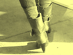 Divinité blonde en jeans et bottes à talons hauts avec boucles - Gorgeous blond Divinity in jeans and high heeled buckled boots - PET Montreal airport. 18 octobre 2008.