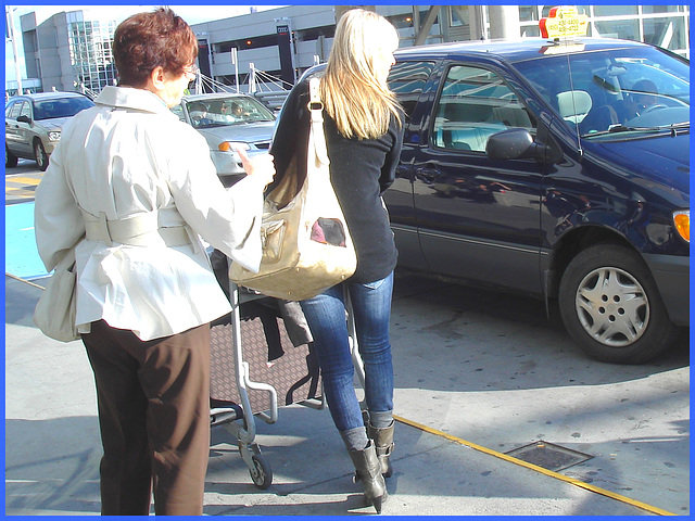 Divinité blonde en jeans et bottes à talons hauts avec boucles - Gorgeous blond Divinity in jeans and high heeled buckled boots- PET Montreal airport.