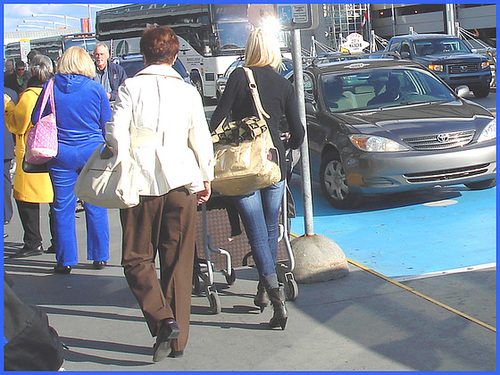 Divinité blonde en jeans et bottes à talons hauts avec boucles - Gorgeous blond Divinity in jeans and high heeled buckled boots- PET Montreal airport.